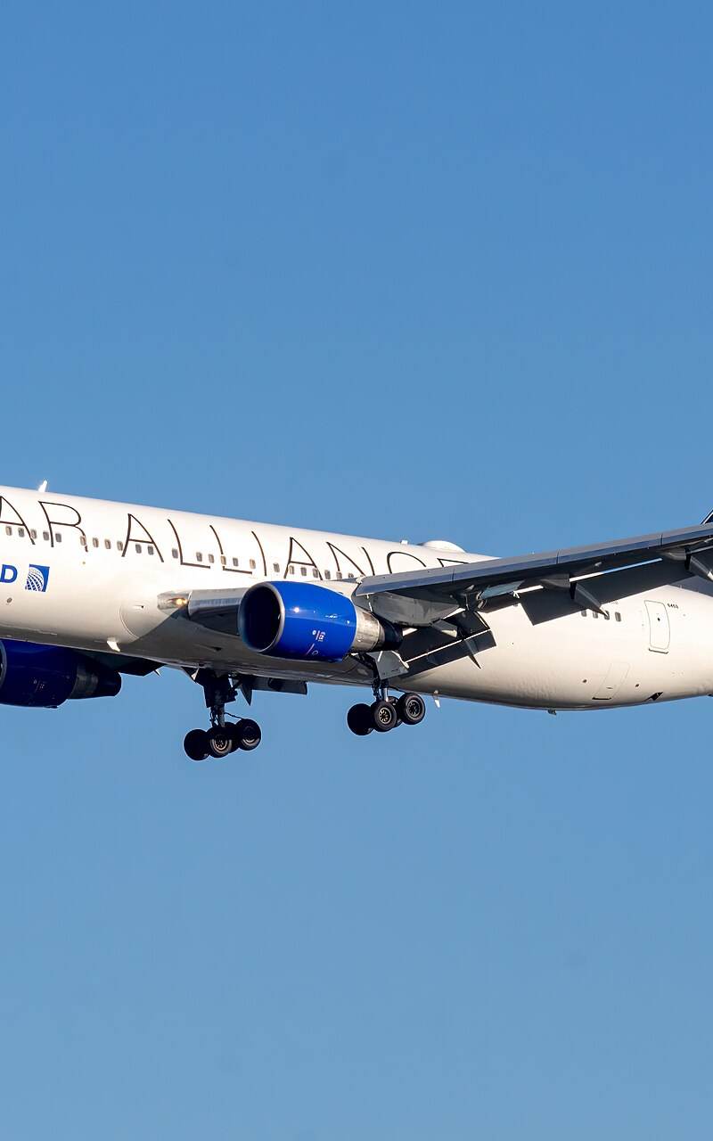 N653UA - Twin-engine aircraft