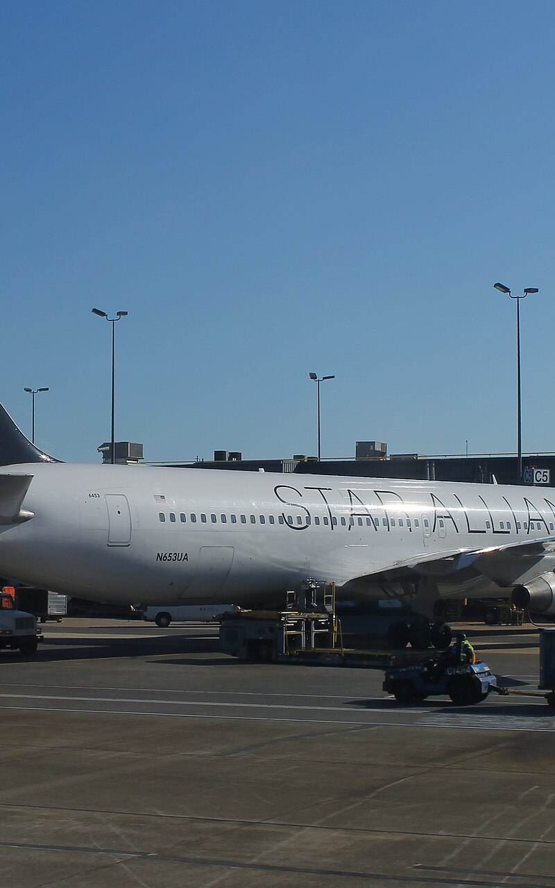 N653UA - Twin-engine aircraft
