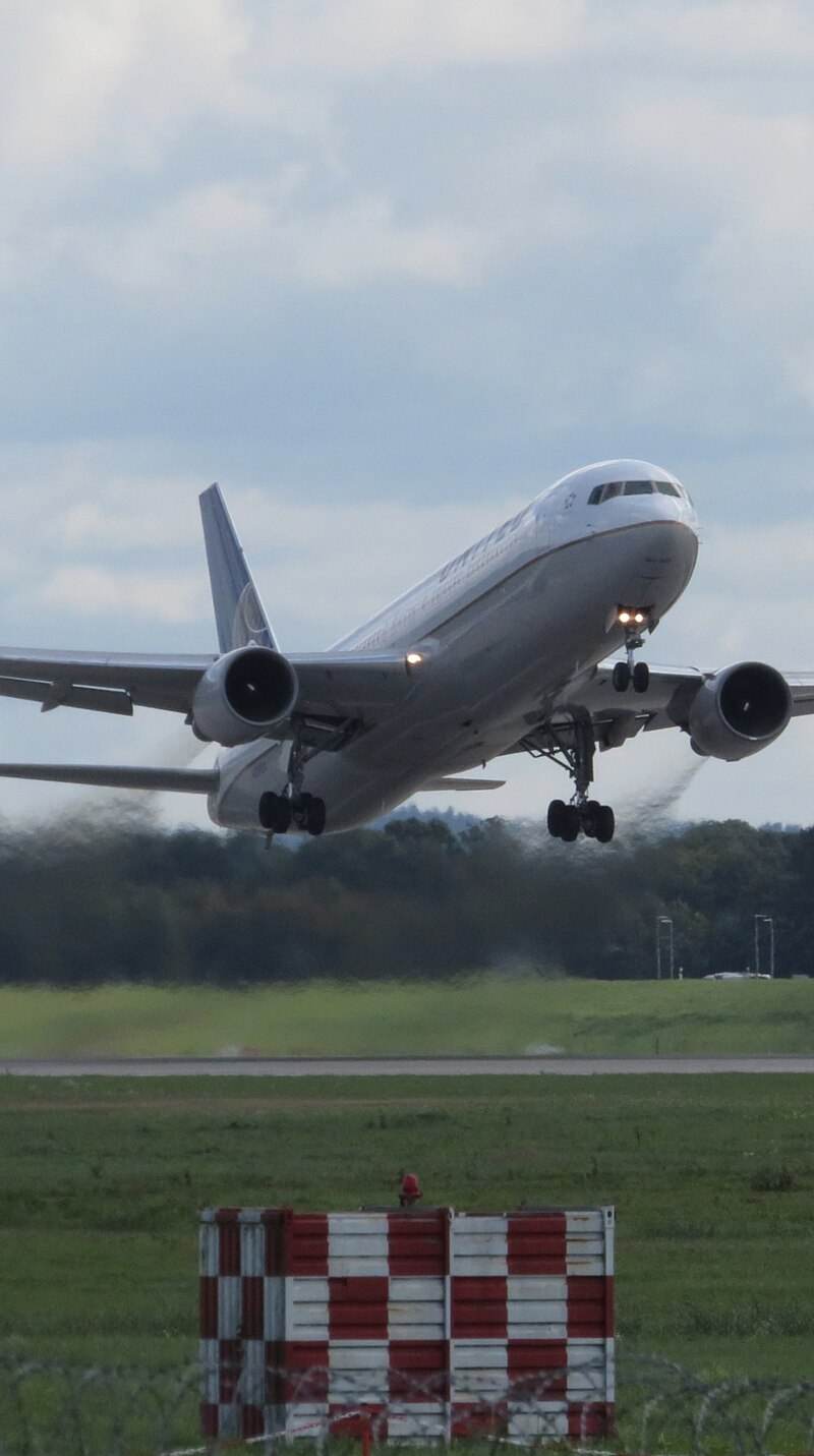 N654UA - Twin-engine aircraft
