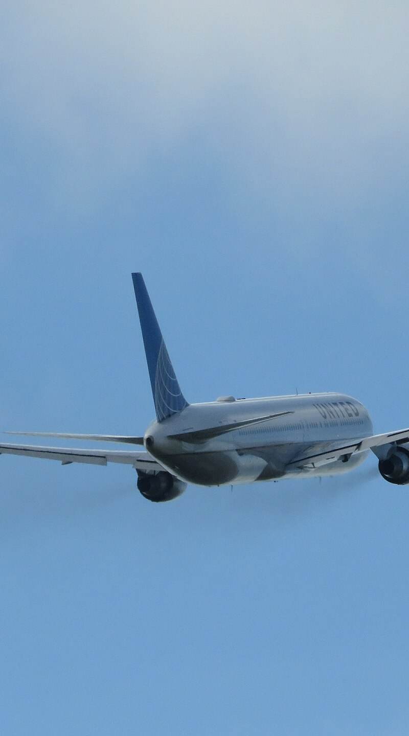 N654UA - Twin-engine aircraft