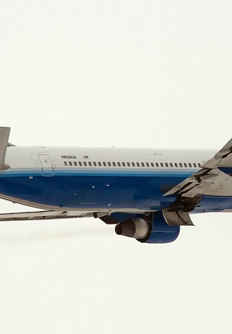 N654UA - Twin-engine aircraft