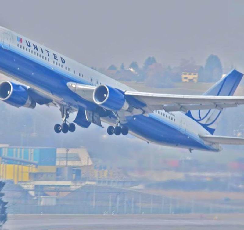 N654UA - Twin-engine aircraft