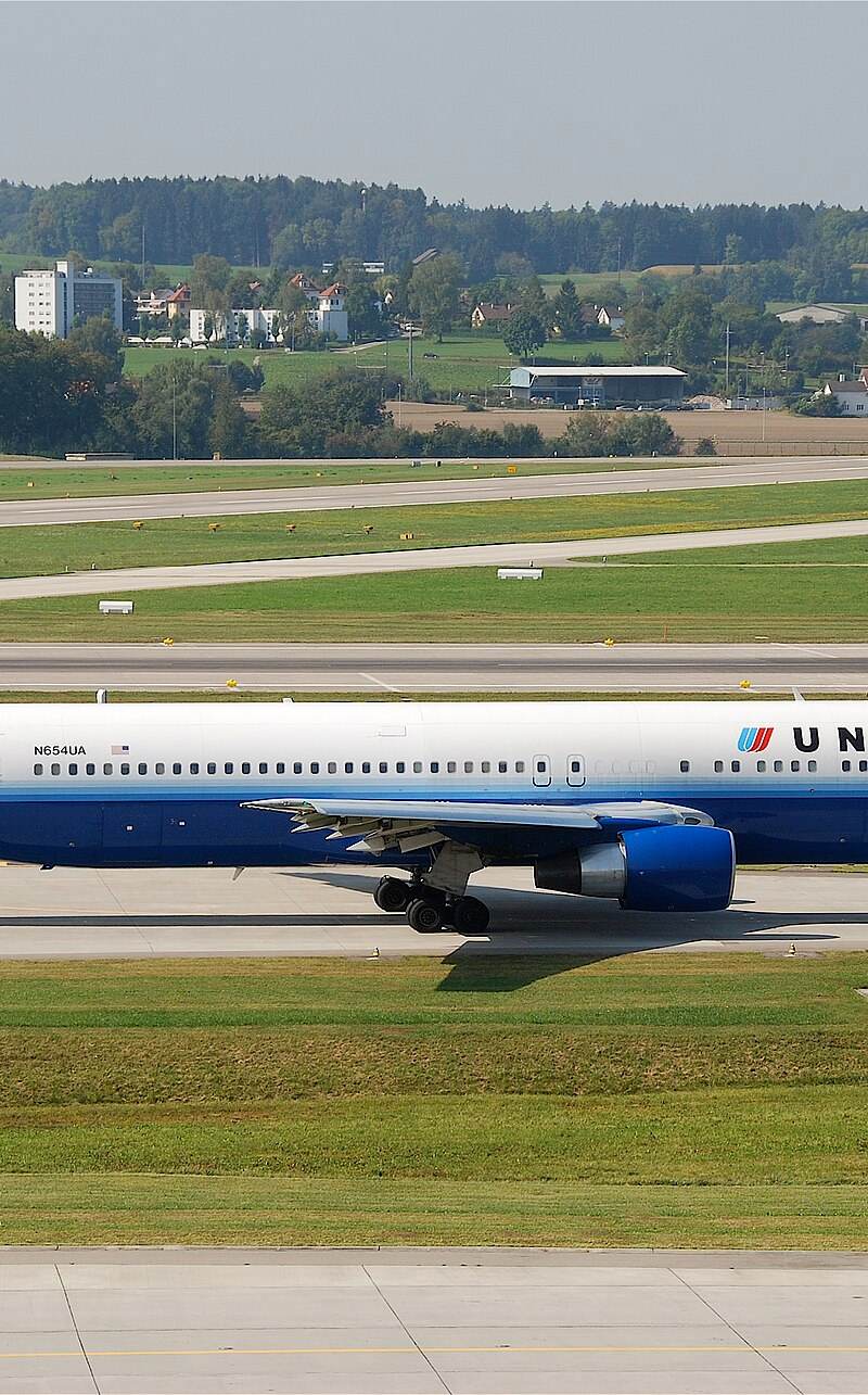 N654UA - Twin-engine aircraft