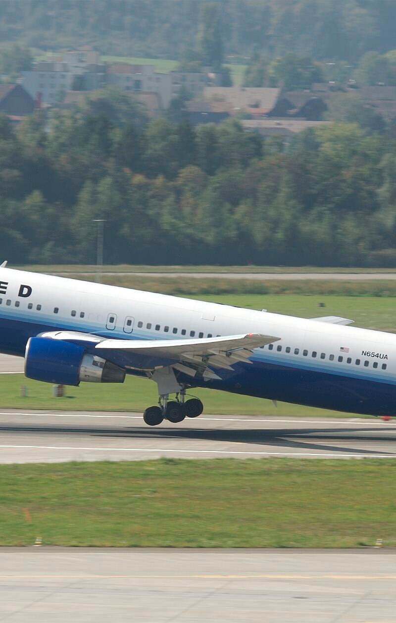 N654UA - Twin-engine aircraft