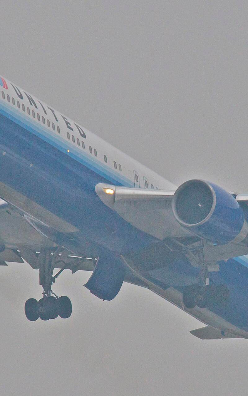 N654UA - Twin-engine aircraft