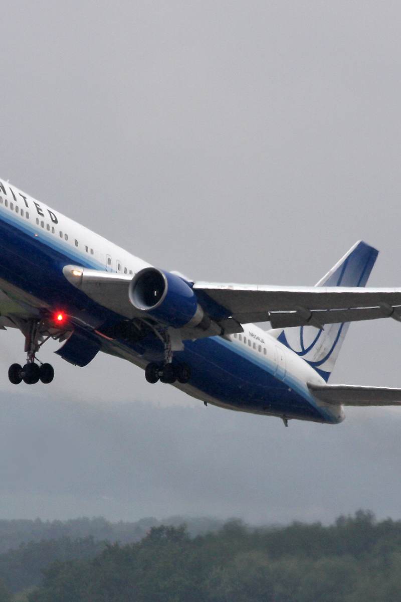 N654UA - Twin-engine aircraft