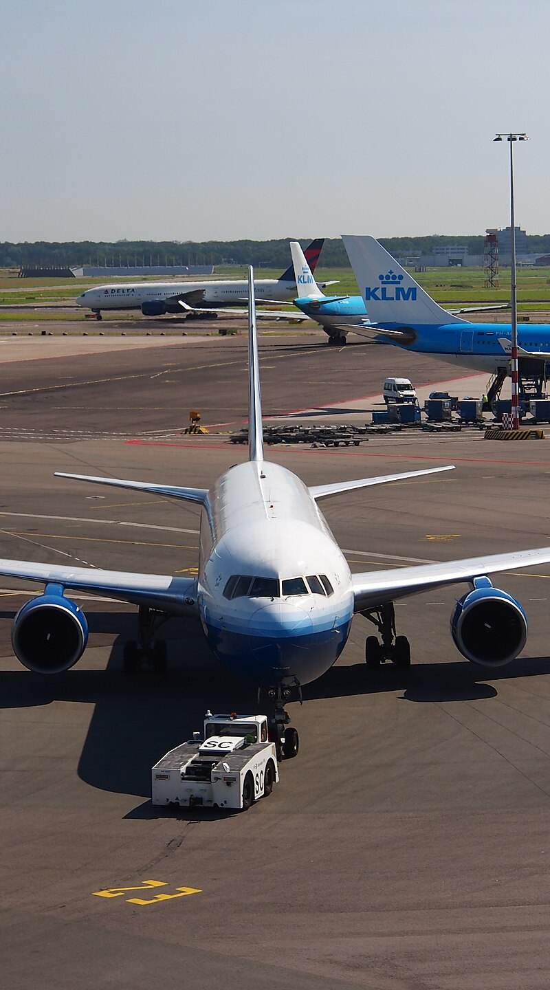 N655UA - Twin-engine aircraft
