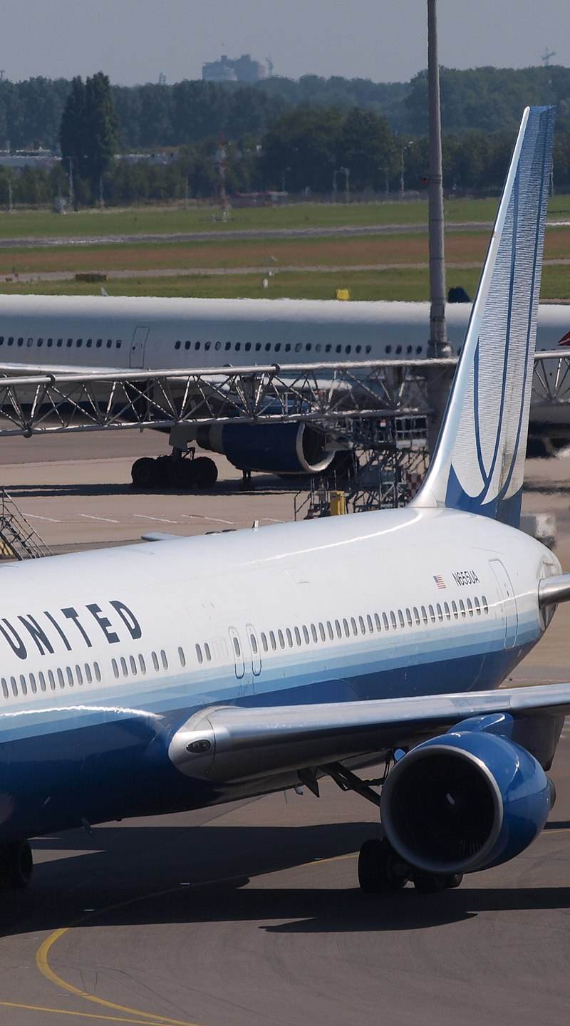 N655UA - Twin-engine aircraft