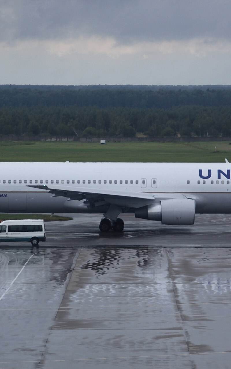 N656UA - Twin-engine aircraft