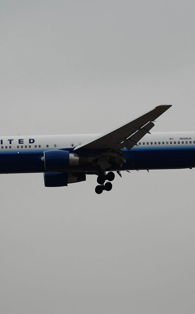 N656UA - Twin-engine aircraft