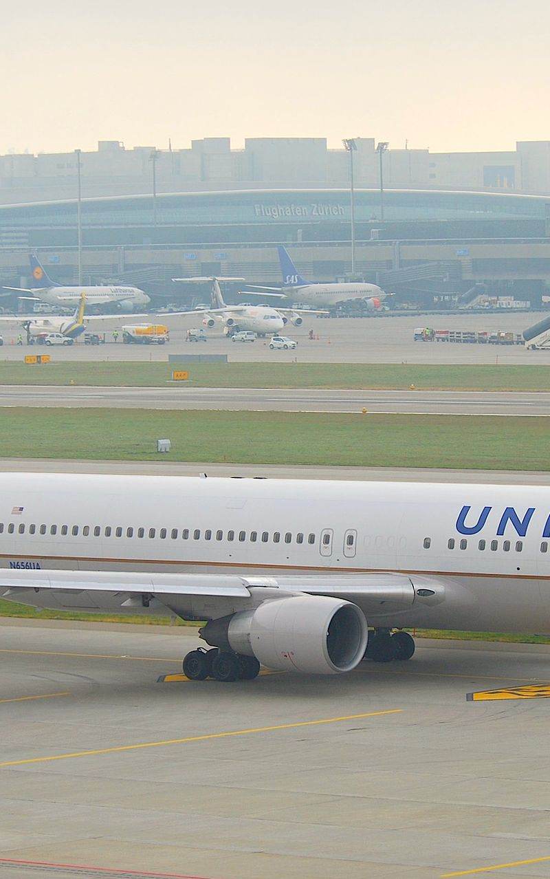 N656UA - Twin-engine aircraft