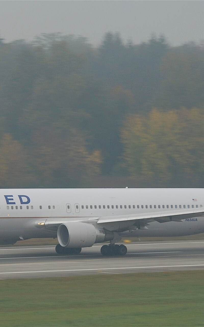 N656UA - Twin-engine aircraft