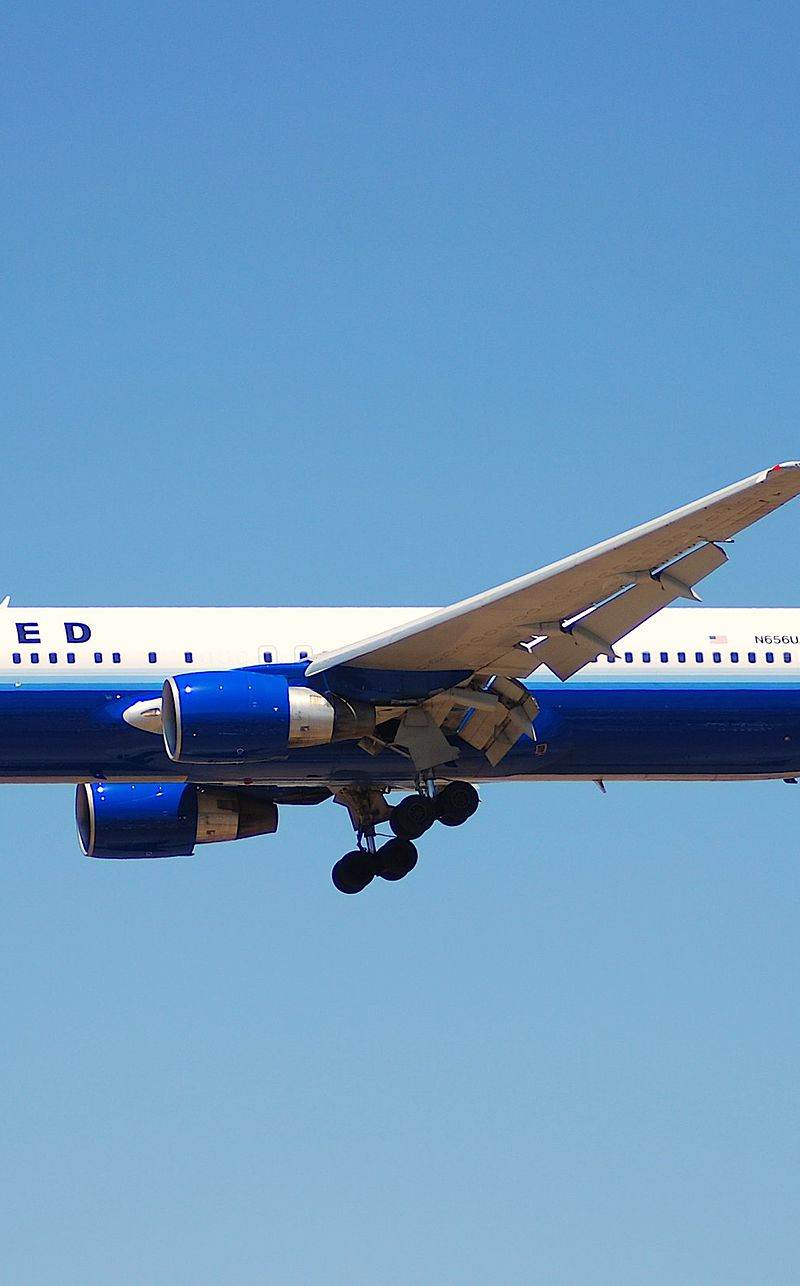 N656UA - Twin-engine aircraft