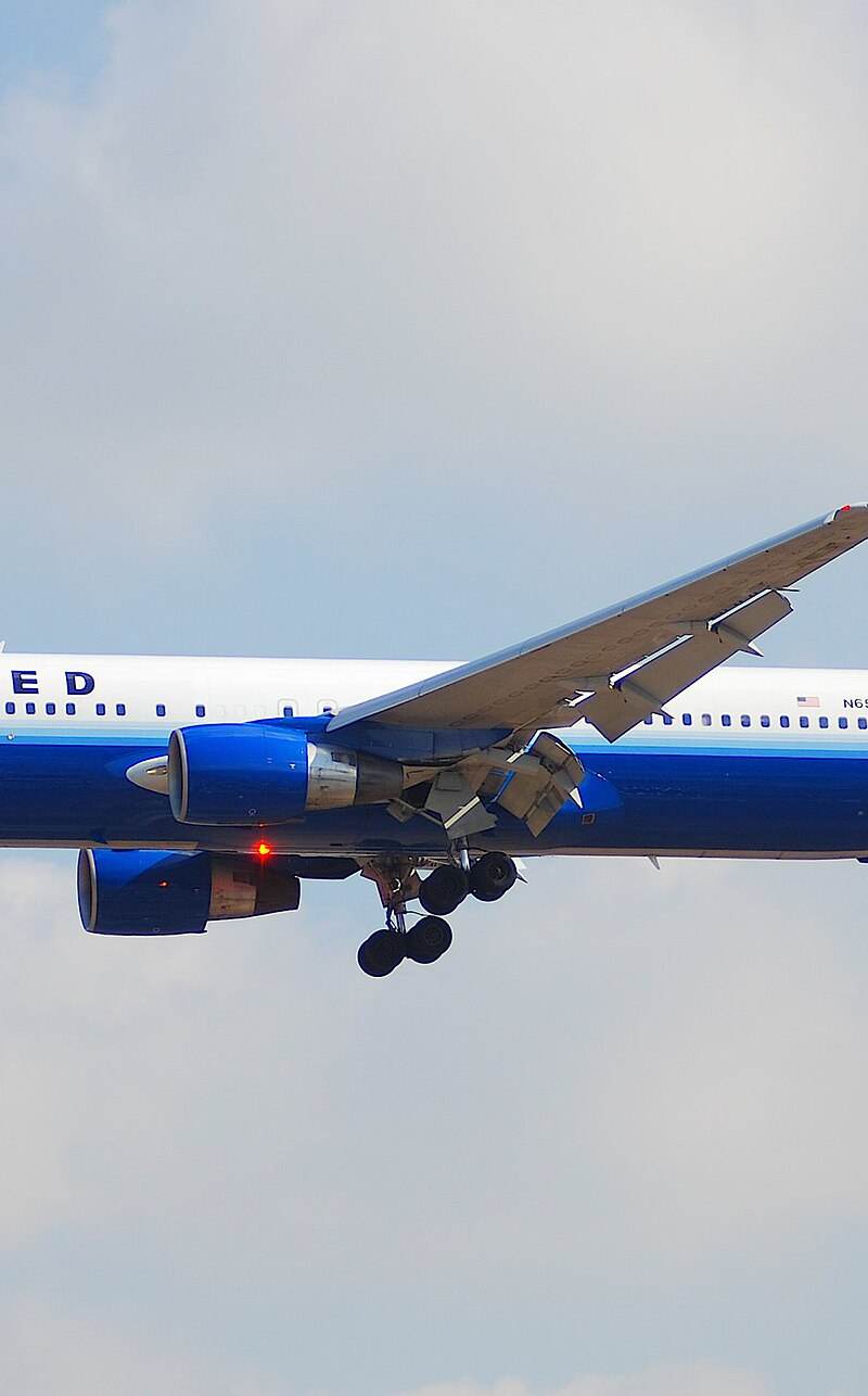 N657UA - Twin-engine aircraft