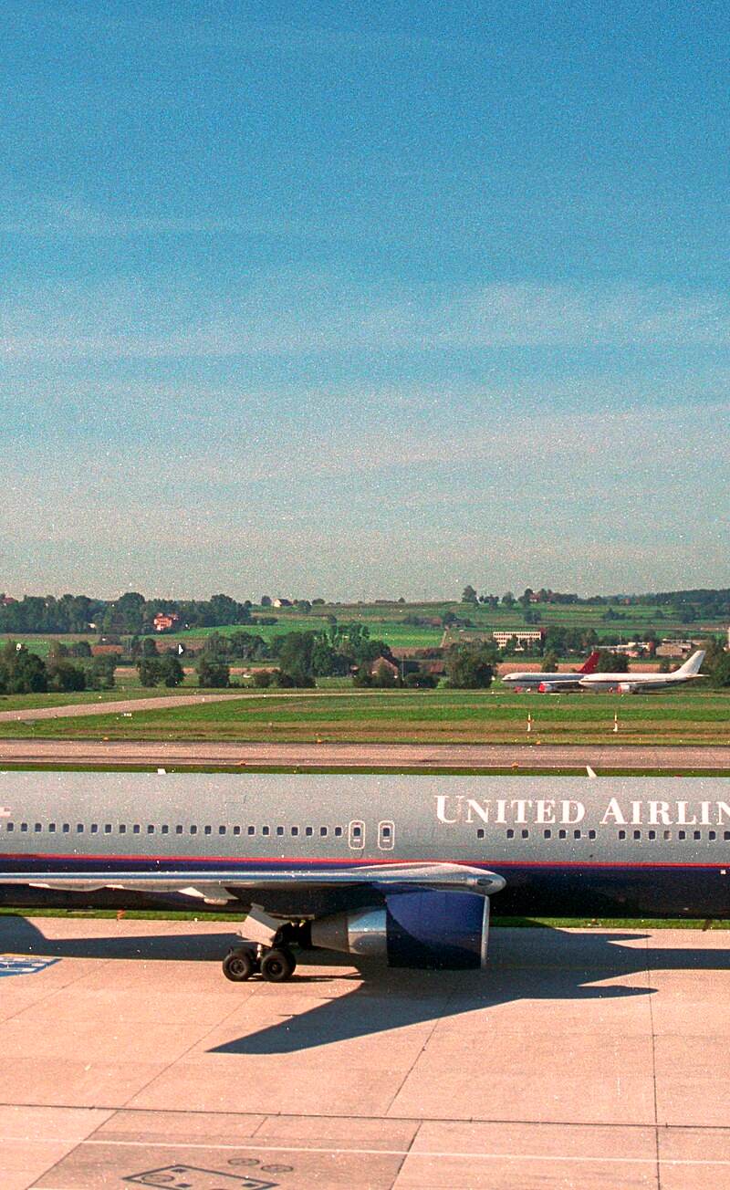 N657UA - Twin-engine aircraft