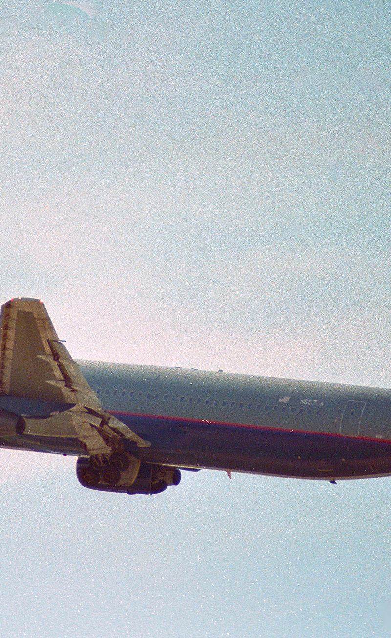 N657UA - Twin-engine aircraft