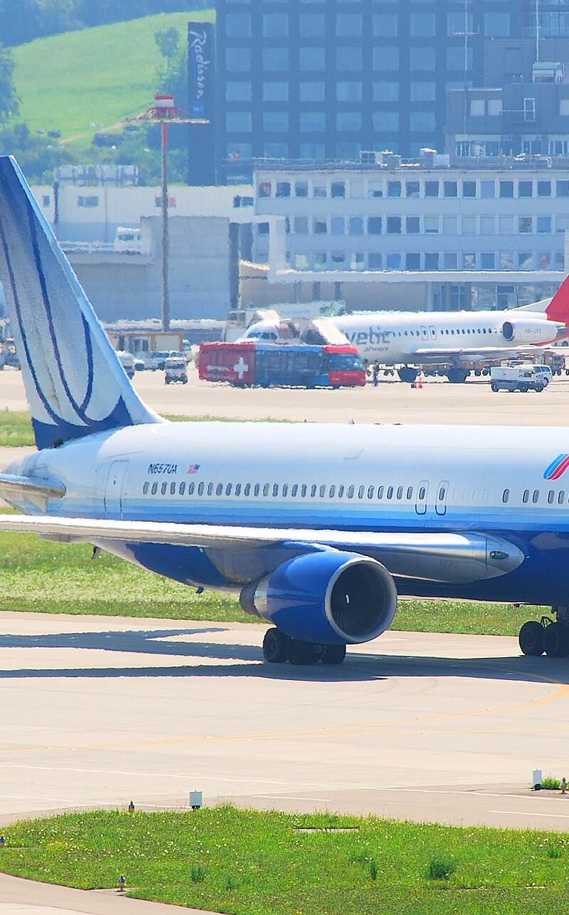 N657UA - Twin-engine aircraft