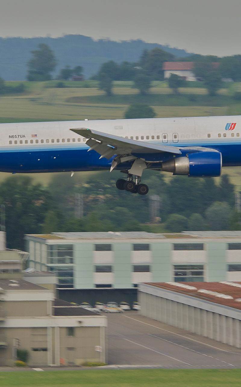 N657UA - Twin-engine aircraft