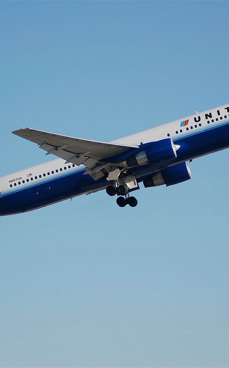 N657UA - Twin-engine aircraft
