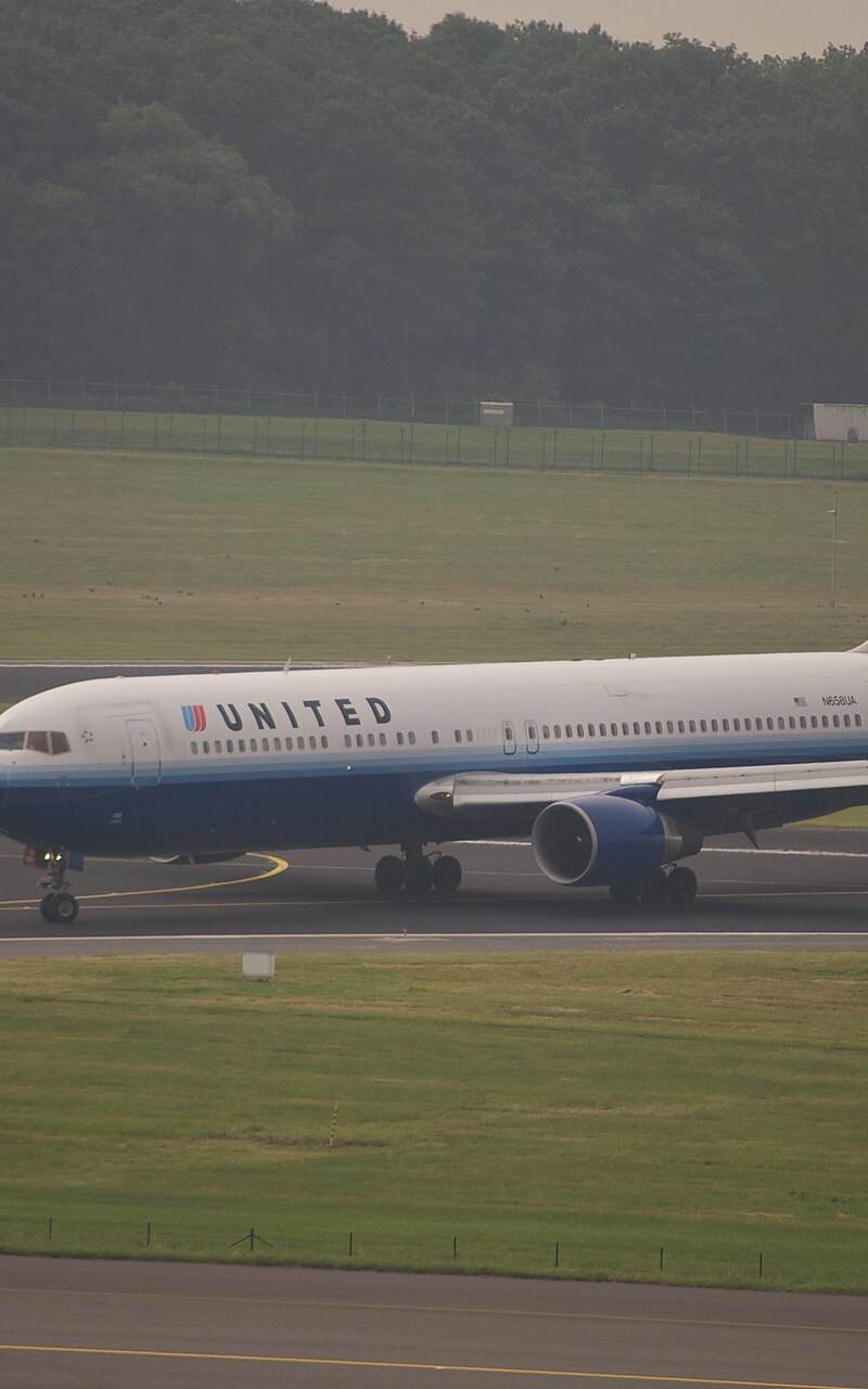 N658UA - Twin-engine aircraft