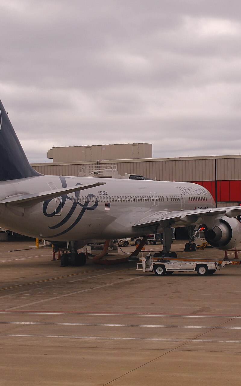 N659DL - Twin-engine aircraft