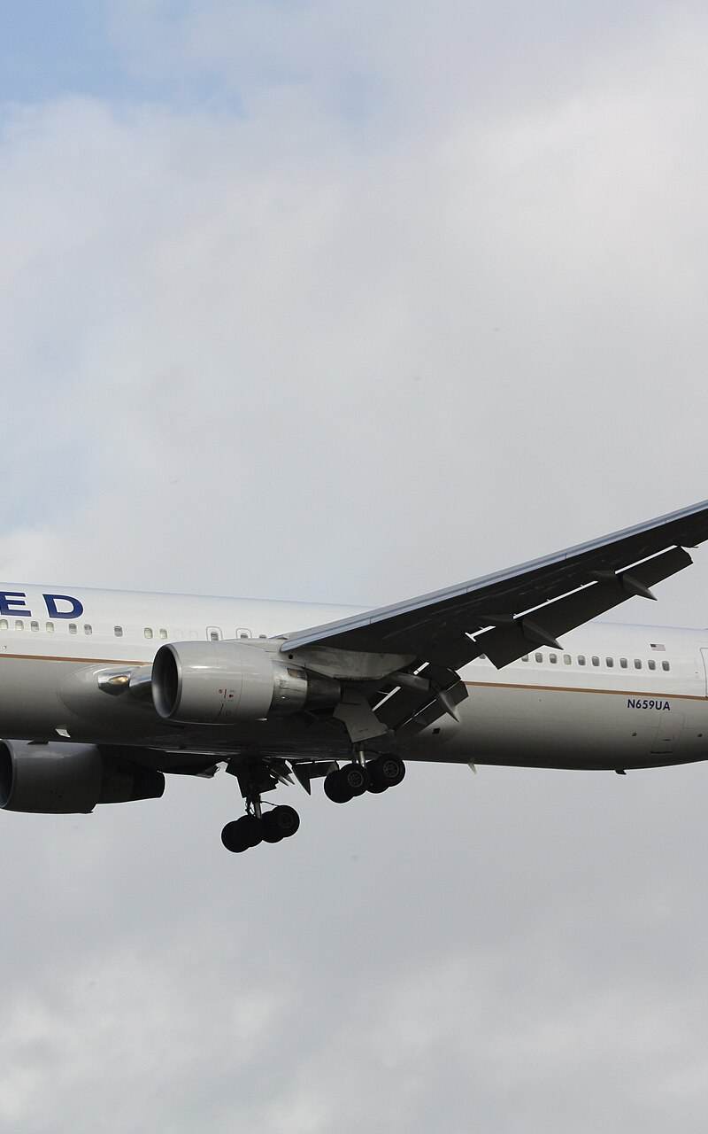 N659UA - Twin-engine aircraft