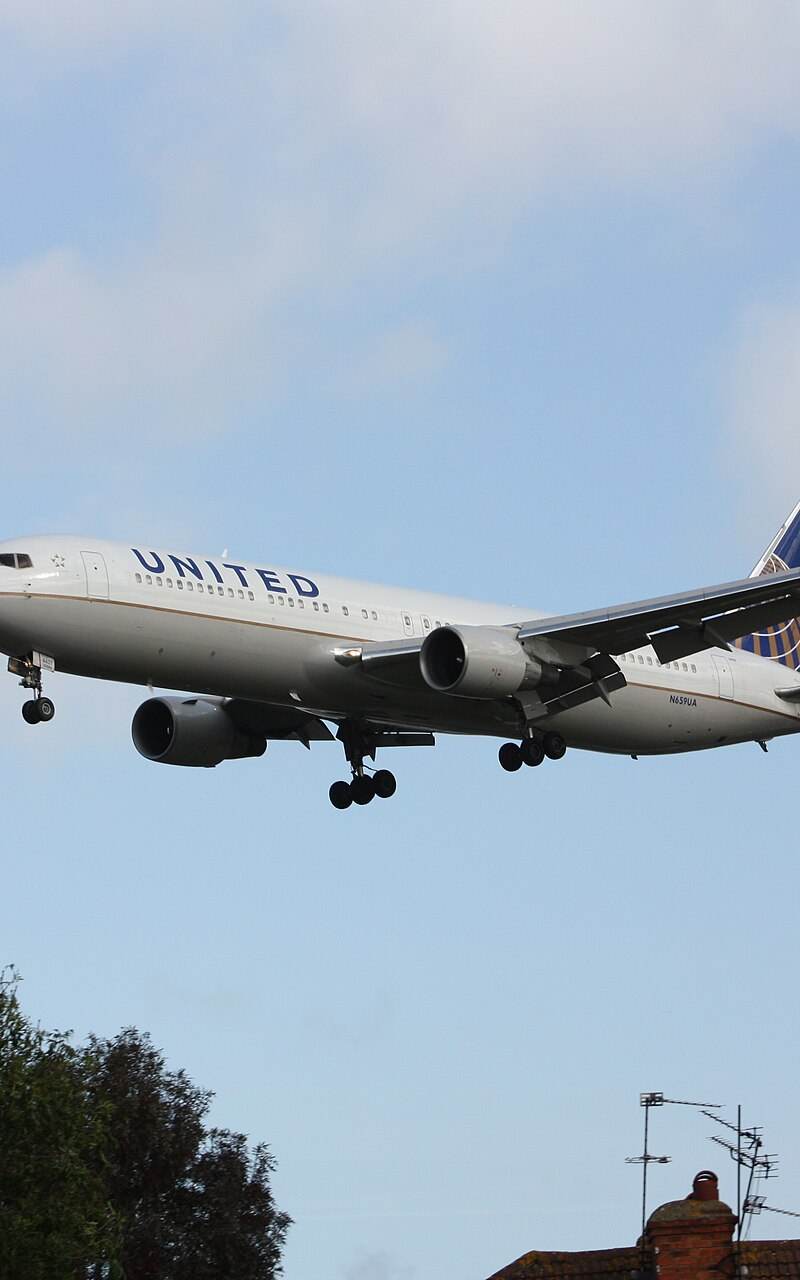 N659UA - Twin-engine aircraft