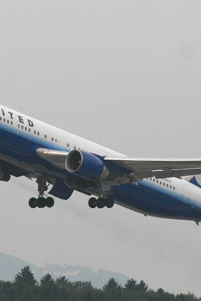N659UA - Twin-engine aircraft
