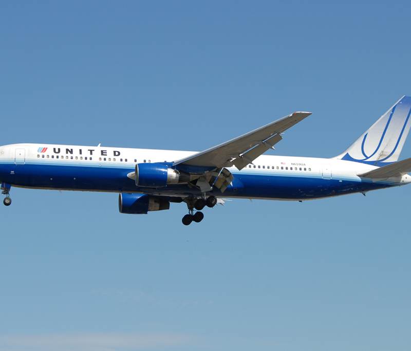 N659UA - Twin-engine aircraft