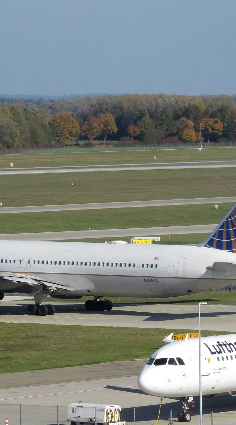 N659UA - Twin-engine aircraft