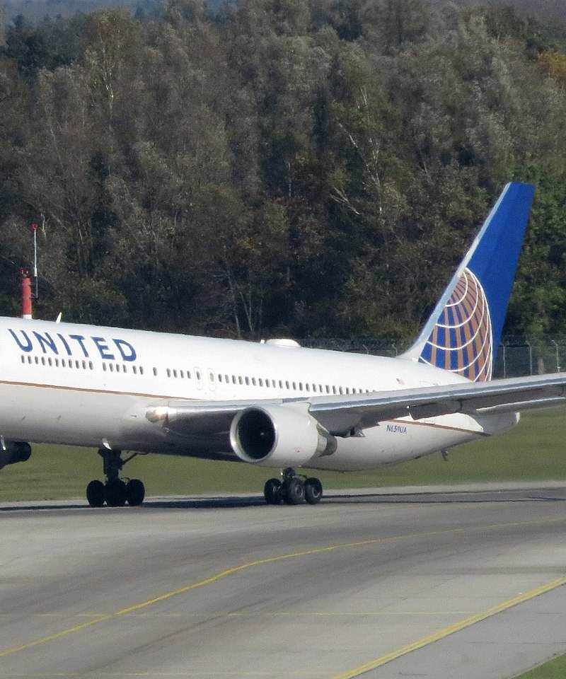 N659UA - Twin-engine aircraft