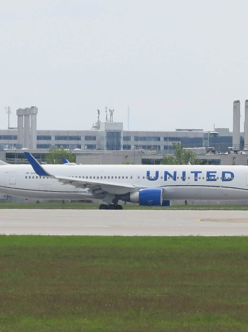 N659UA - Twin-engine aircraft