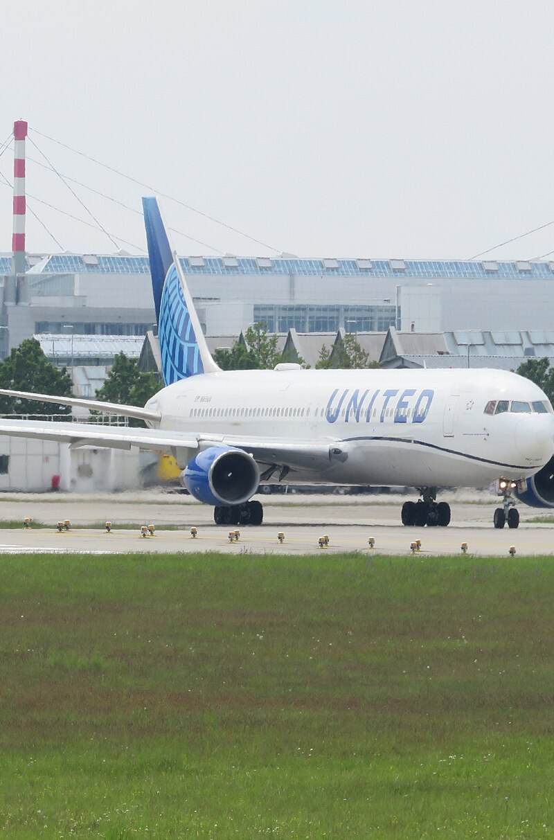 N659UA - Twin-engine aircraft