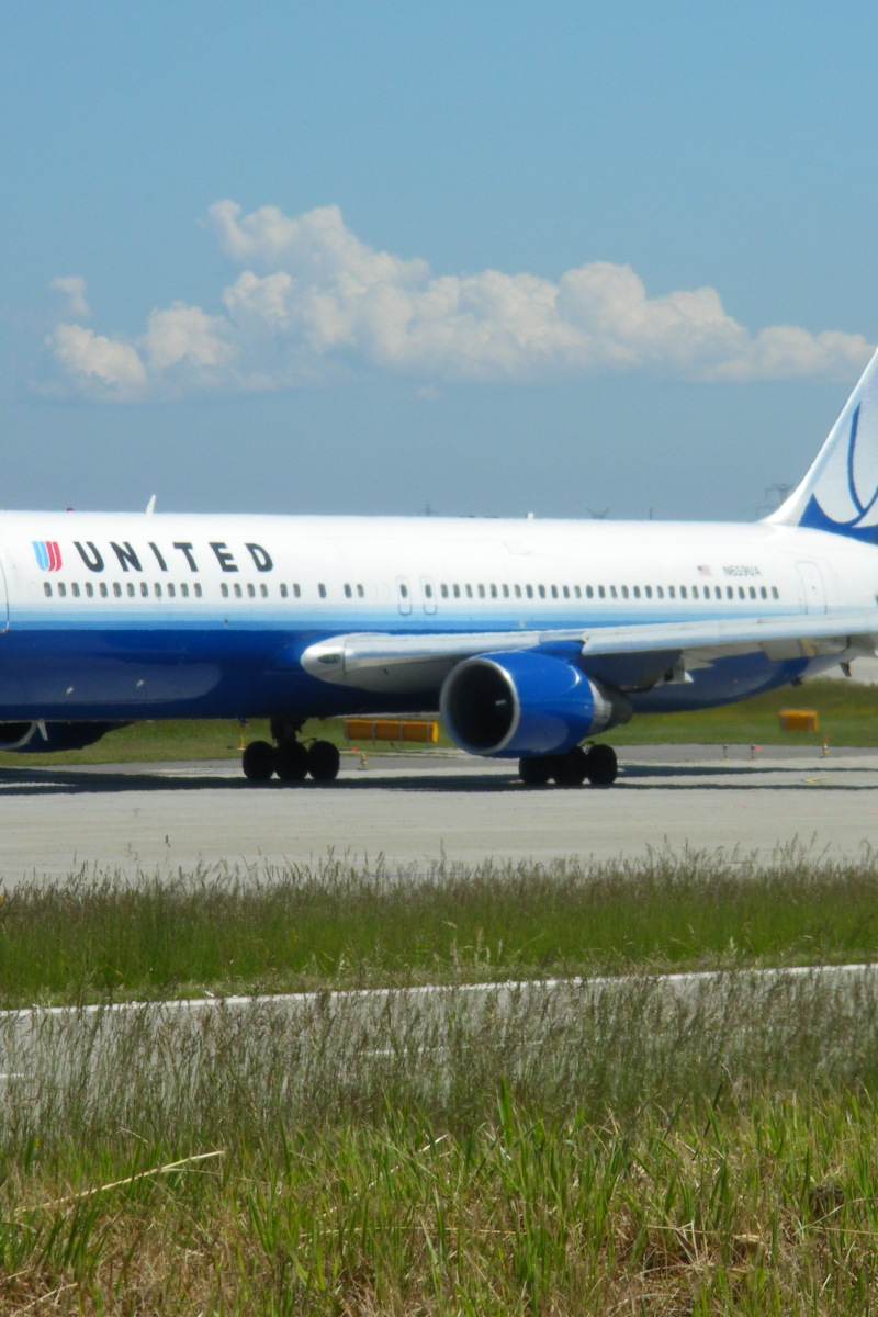 N659UA - Twin-engine aircraft
