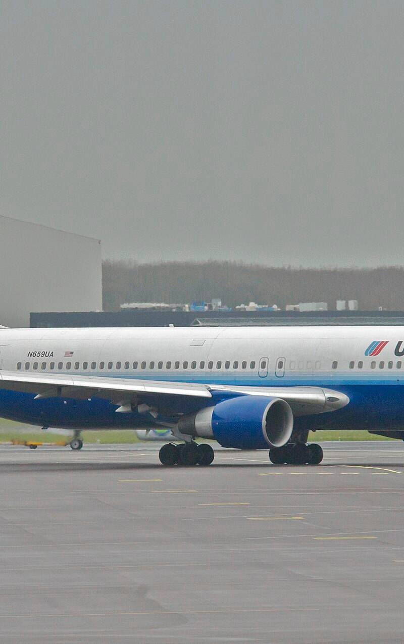 N659UA - Twin-engine aircraft