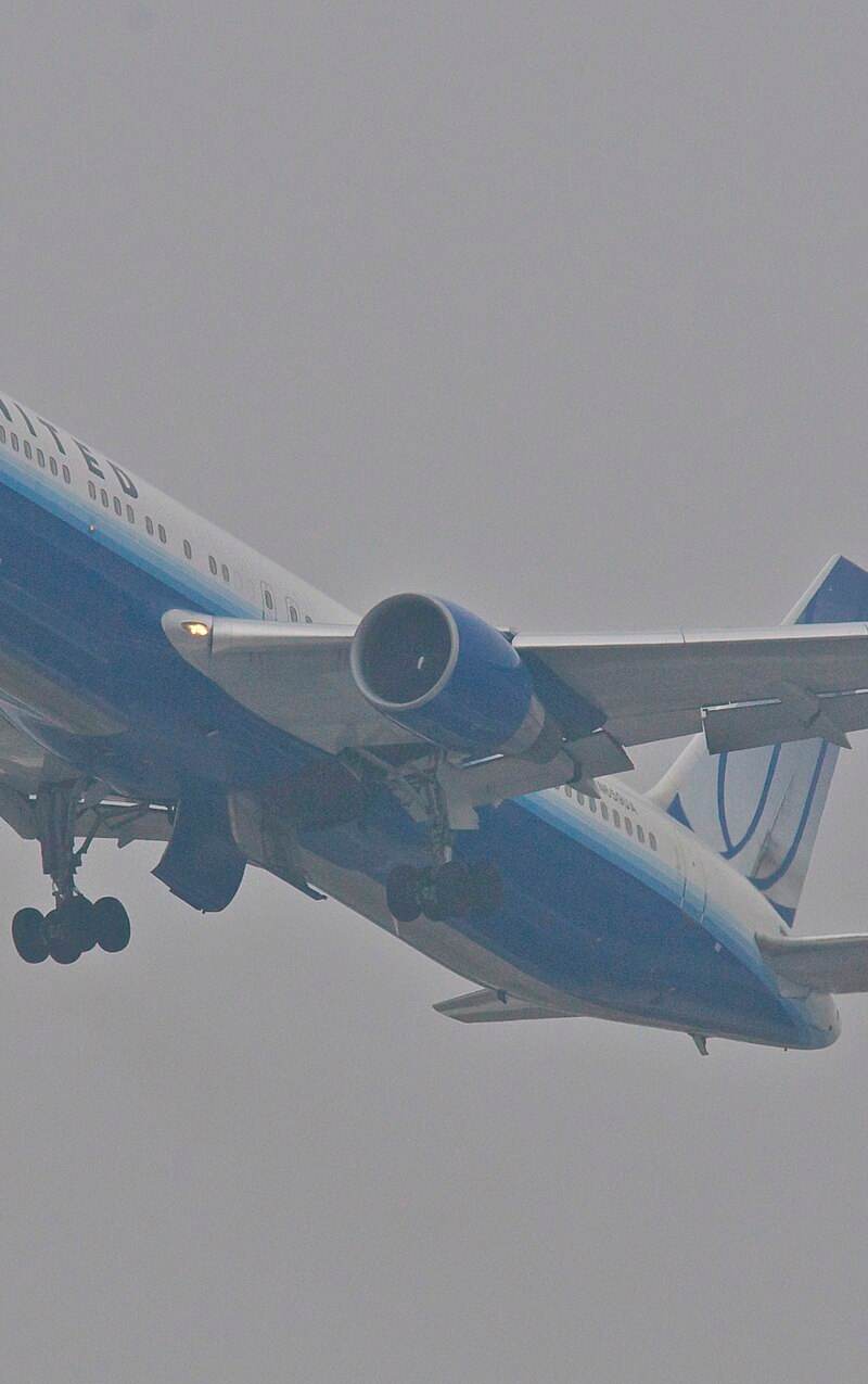 N659UA - Twin-engine aircraft