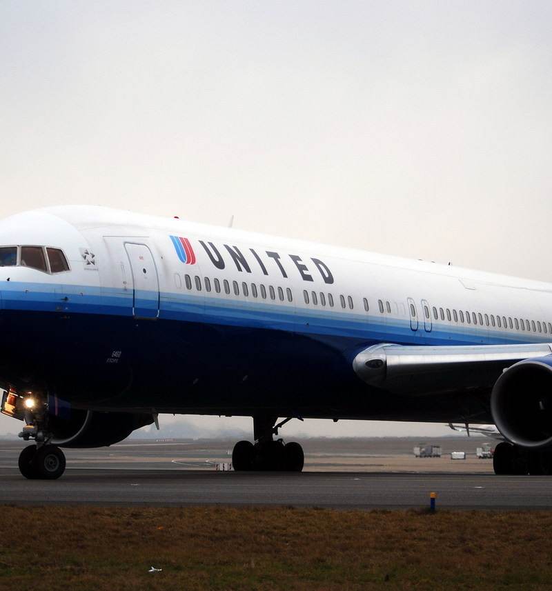 N660UA - Twin-engine aircraft