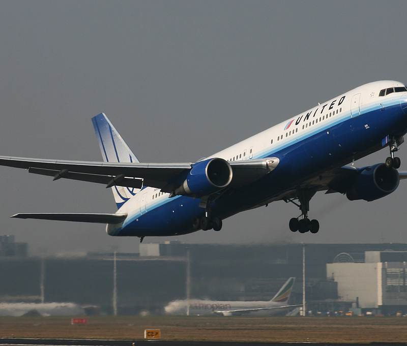 N660UA - Twin-engine aircraft