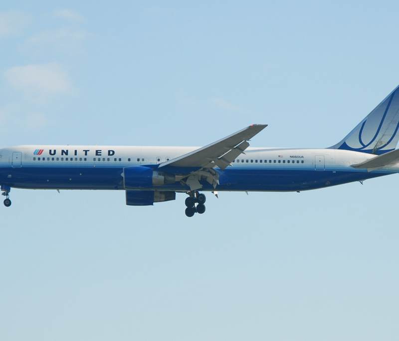 N660UA - Twin-engine aircraft