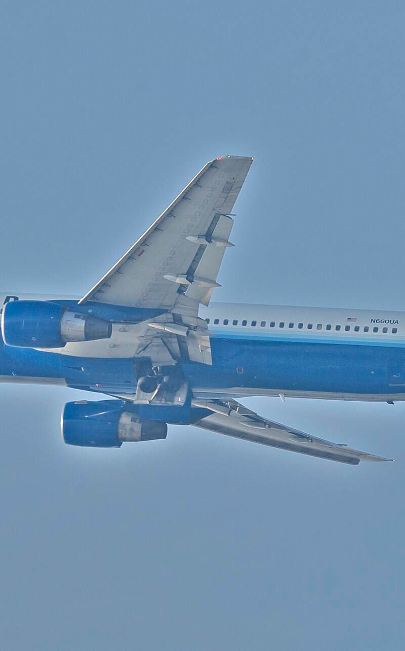 N660UA - Twin-engine aircraft