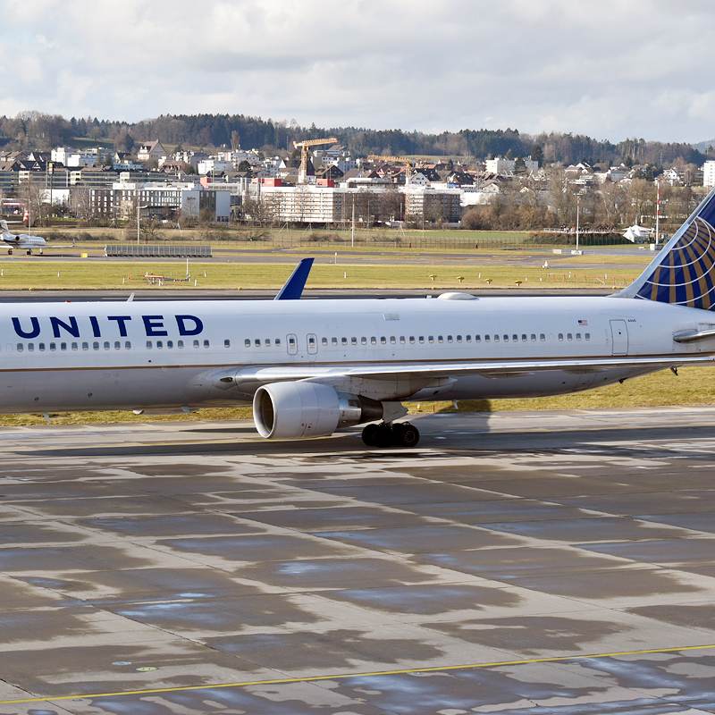 N660UA - Twin-engine aircraft