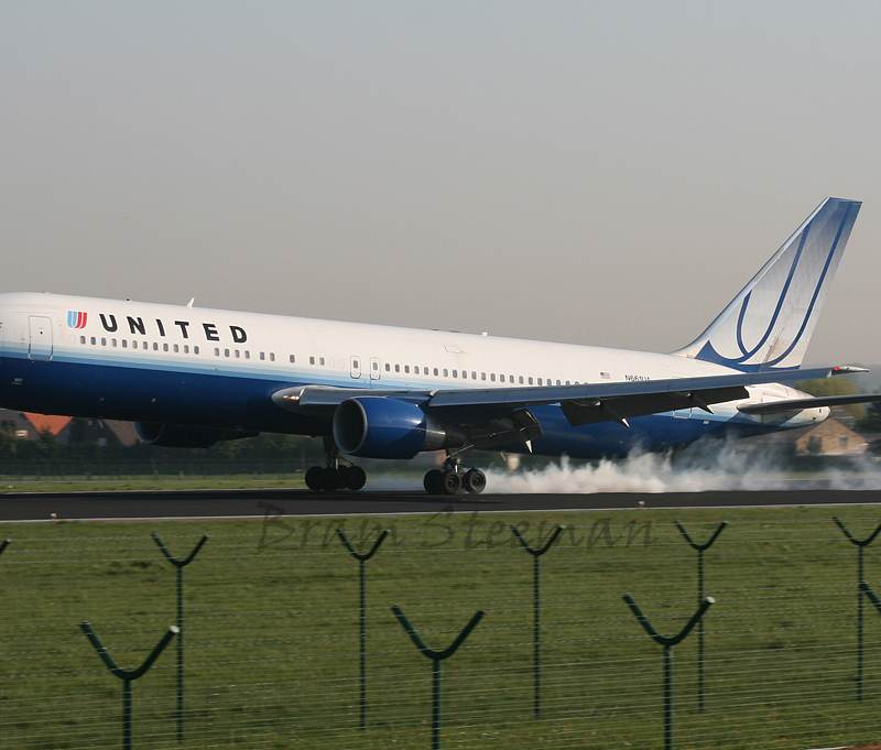 N661UA - Twin-engine aircraft