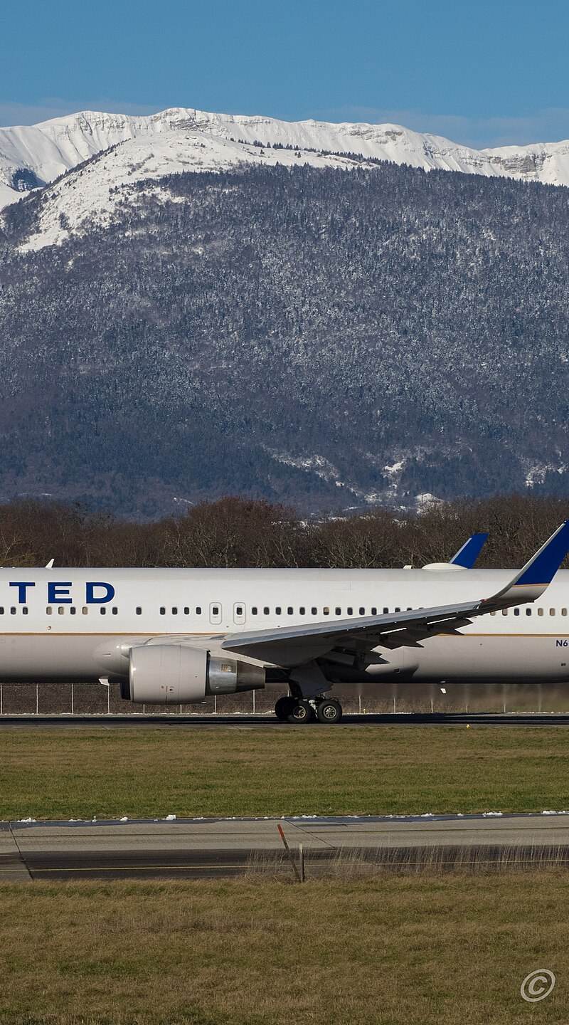 N661UA - Twin-engine aircraft