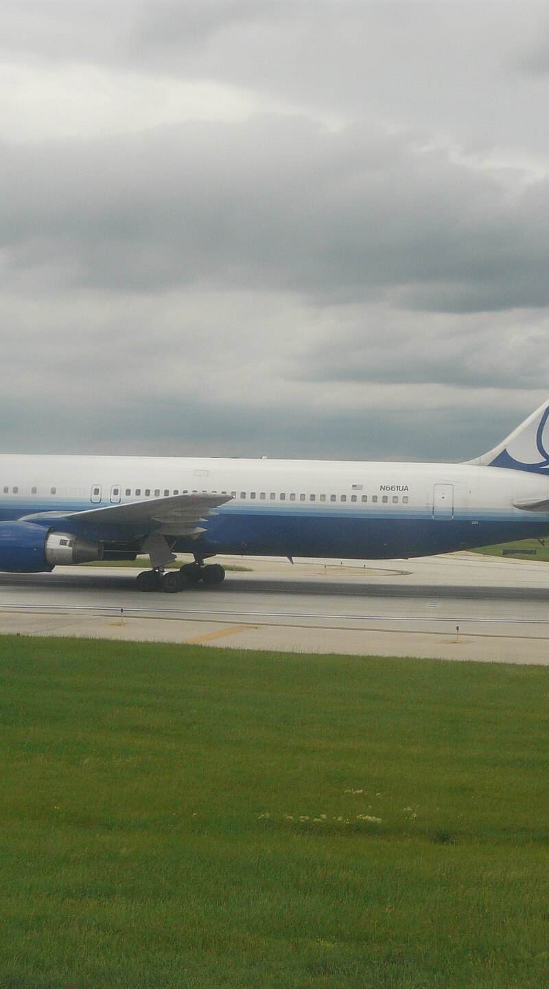 N661UA - Twin-engine aircraft