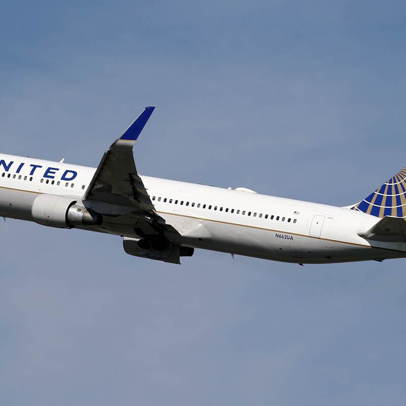 N662UA - Twin-engine aircraft