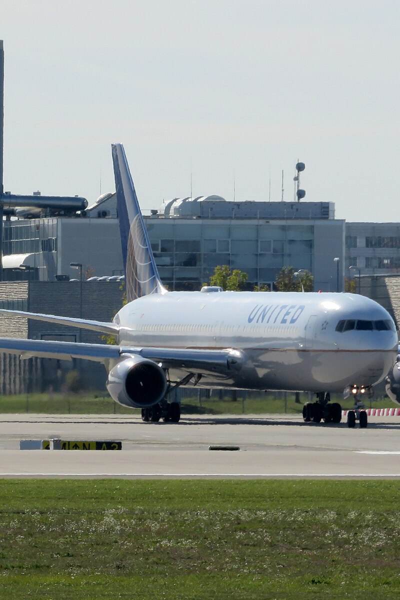 N662UA - Twin-engine aircraft