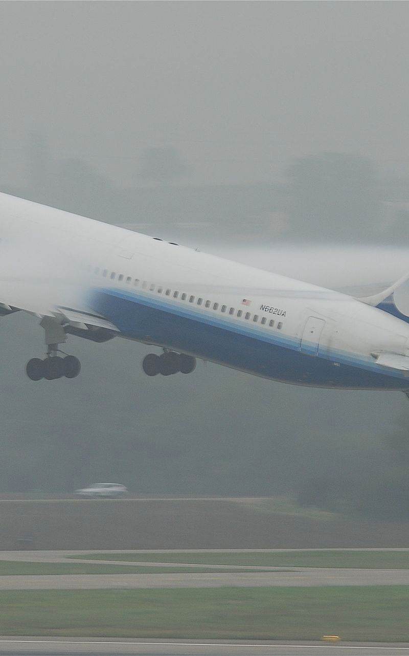 N662UA - Twin-engine aircraft