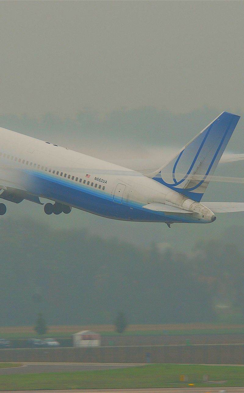 N662UA - Twin-engine aircraft