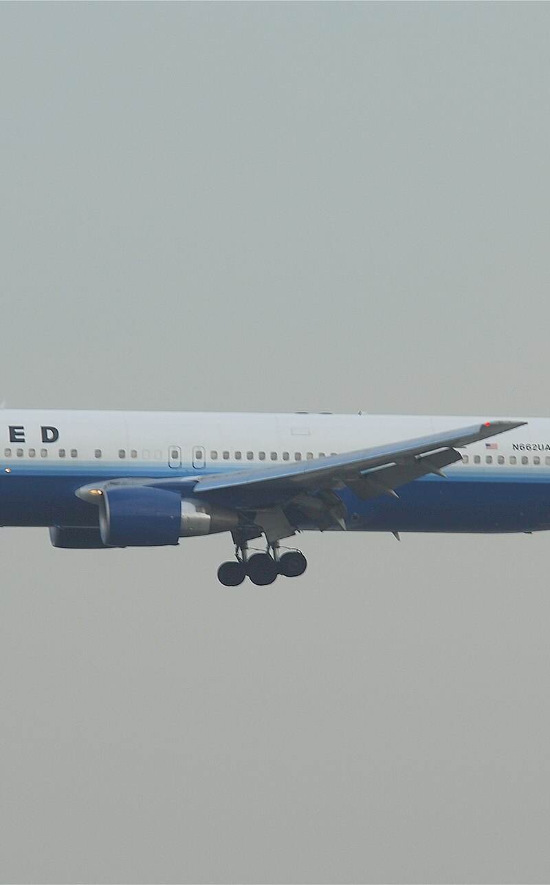 N662UA - Twin-engine aircraft
