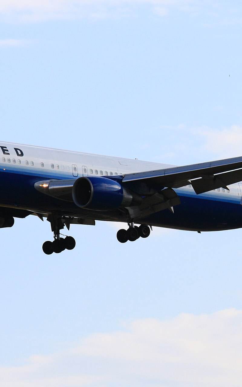 N663UA - Twin-engine aircraft